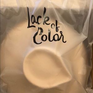 Lack of color: Ivory rancher hat